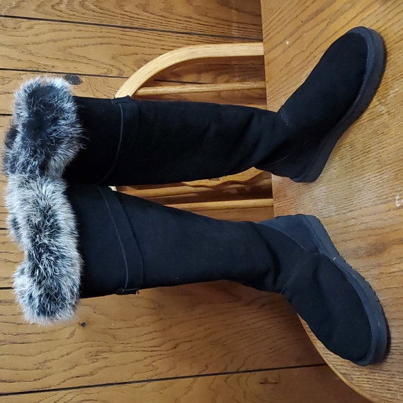 UGG Boots - Picture 1 of 11